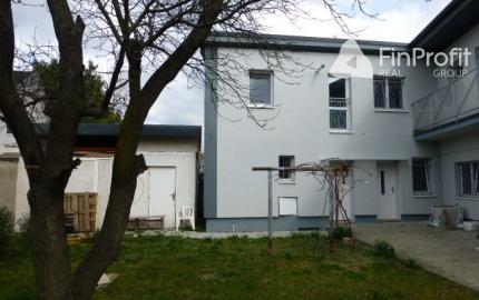 Na prenájom zrekonštruovaný kancelársky priestor o výmere 85 m2 s vlastným vstupom.