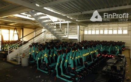 Obchodno-skladový priestor 715 m2 so vstavanou administratívnou časťou.