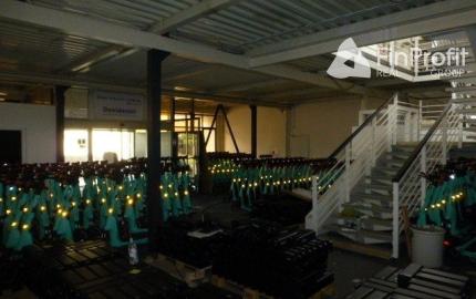 Obchodno-skladový priestor 715 m2 so vstavanou administratívnou časťou.