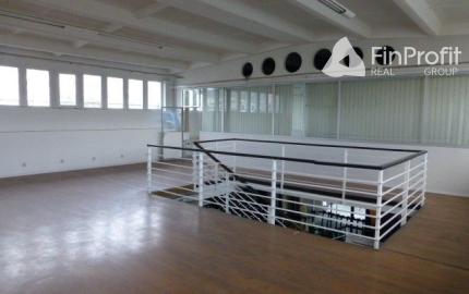 Obchodno-skladový priestor 715 m2 so vstavanou administratívnou časťou.