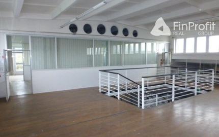 Obchodno-skladový priestor 715 m2 so vstavanou administratívnou časťou.