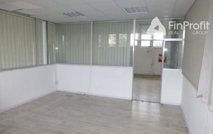 Obchodno-skladový priestor 715 m2 so vstavanou administratívnou časťou.