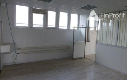 Obchodno-skladový priestor 715 m2 so vstavanou administratívnou časťou.