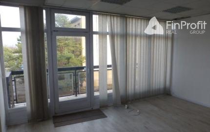 Obchodno-skladový priestor 715 m2 so vstavanou administratívnou časťou.