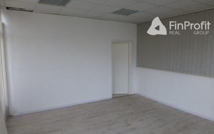 Obchodno-skladový priestor 715 m2 so vstavanou administratívnou časťou.