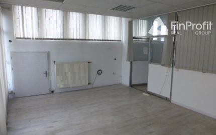 Obchodno-skladový priestor 715 m2 so vstavanou administratívnou časťou.