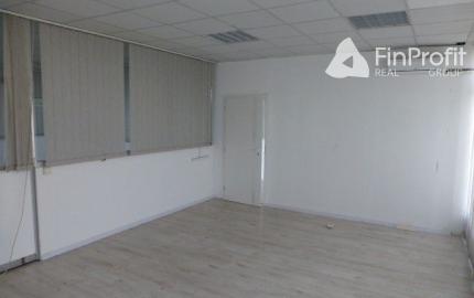 Obchodno-skladový priestor 715 m2 so vstavanou administratívnou časťou.