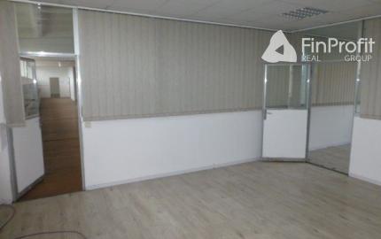 Obchodno-skladový priestor 715 m2 so vstavanou administratívnou časťou.