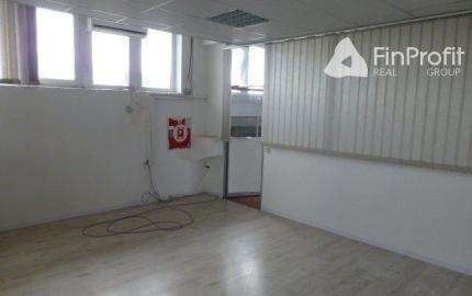 Obchodno-skladový priestor 715 m2 so vstavanou administratívnou časťou.