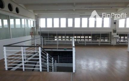 Obchodno-skladový priestor 715 m2 so vstavanou administratívnou časťou.