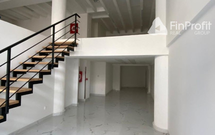 Pekný obchodný priestor /120 m2/ na Štúrovej ul. v budove LUXOR