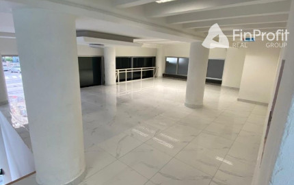 Pekný obchodný priestor /120 m2/ na Štúrovej ul. v budove LUXOR