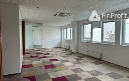 Uzavreté kancelárske celky od 100 m2 v Rači. Možnosť prenájmu skladových priestorov.