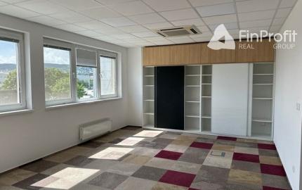 Uzavreté kancelárske celky od 100 m2 v Rači. Možnosť prenájmu skladových priestorov.
