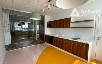 Uzavreté kancelárske celky od 100 m2 v Rači. Možnosť prenájmu skladových priestorov.