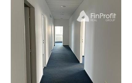 Uzavreté kancelárske celky od 100 m2 v Rači. Možnosť prenájmu skladových priestorov.