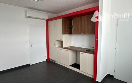 Uzavreté kancelárske celky od 100 m2 v Rači. Možnosť prenájmu skladových priestorov.