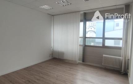 Uzavretý administratívno-obchodný priestor s vysokými stropmi - 53,46 m2, Tomášikova ul.