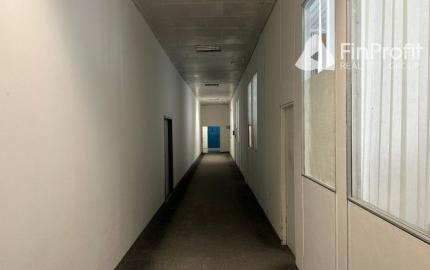 Uzavretý administratívno-obchodný priestor s vysokými stropmi - 53,46 m2, Tomášikova ul.