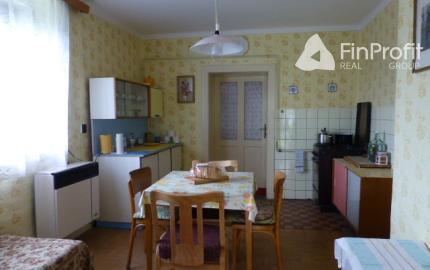 Vidiecky dom s veľkým pozemkom v peknom prostredí.