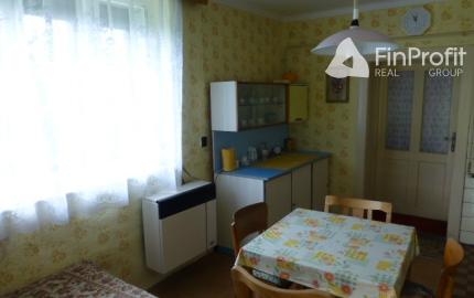 Vidiecky dom s veľkým pozemkom v peknom prostredí.