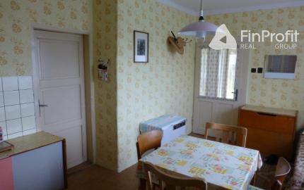 Vidiecky dom s veľkým pozemkom v peknom prostredí.