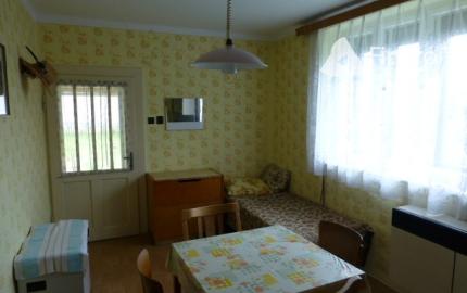 Vidiecky dom s veľkým pozemkom v peknom prostredí.