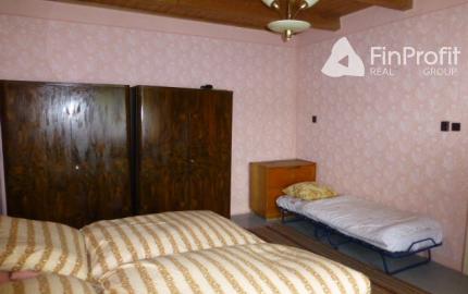 Vidiecky dom s veľkým pozemkom v peknom prostredí.