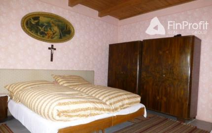 Vidiecky dom s veľkým pozemkom v peknom prostredí.