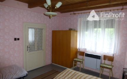 Vidiecky dom s veľkým pozemkom v peknom prostredí.