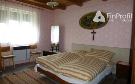 Vidiecky dom s veľkým pozemkom v peknom prostredí.