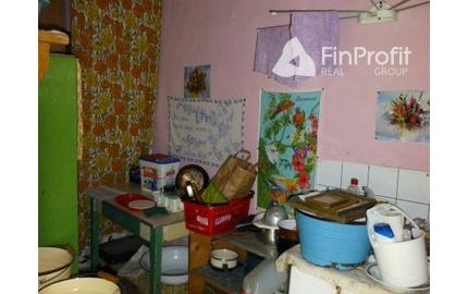 Vidiecky dom s veľkým pozemkom v peknom prostredí.