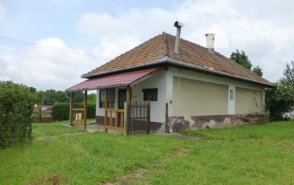Vidiecky dom s veľkým pozemkom v peknom prostredí.