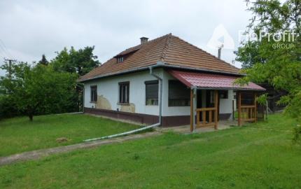 Vidiecky dom s veľkým pozemkom v peknom prostredí.