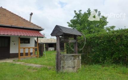 Vidiecky dom s veľkým pozemkom v peknom prostredí.