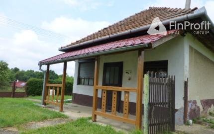 Vidiecky dom s veľkým pozemkom v peknom prostredí.