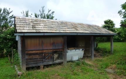 Vidiecky dom s veľkým pozemkom v peknom prostredí.