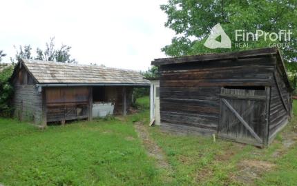 Vidiecky dom s veľkým pozemkom v peknom prostredí.