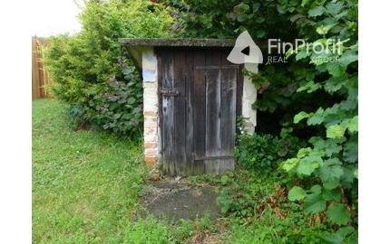 Vidiecky dom s veľkým pozemkom v peknom prostredí.