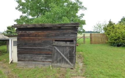 Vidiecky dom s veľkým pozemkom v peknom prostredí.