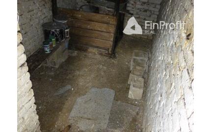 Vidiecky dom s veľkým pozemkom v peknom prostredí.