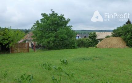 Vidiecky dom s veľkým pozemkom v peknom prostredí.