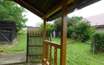 Vidiecky dom s veľkým pozemkom v peknom prostredí.