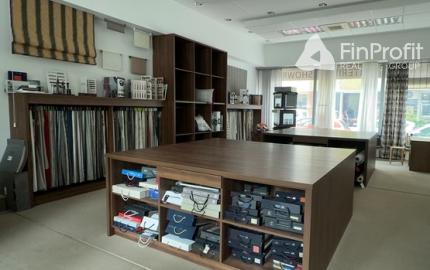 Obchodný priestor s parkovaním na prenájom - 210 m2, ul. Kozia