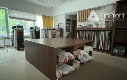 Obchodný priestor s parkovaním na prenájom - 210 m2, ul. Kozia