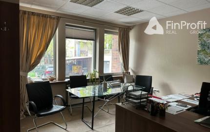 Obchodný priestor s parkovaním na prenájom - 210 m2, ul. Kozia