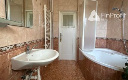 Podpivničený 3i dom s veľkým pozemkom vo Vajnoroch