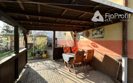 Podpivničený 3i dom s veľkým pozemkom vo Vajnoroch