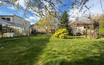 Podpivničený 3i dom s veľkým pozemkom vo Vajnoroch