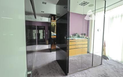 Luxusná dizajnová vila v Lozorne s bazénom a kinom